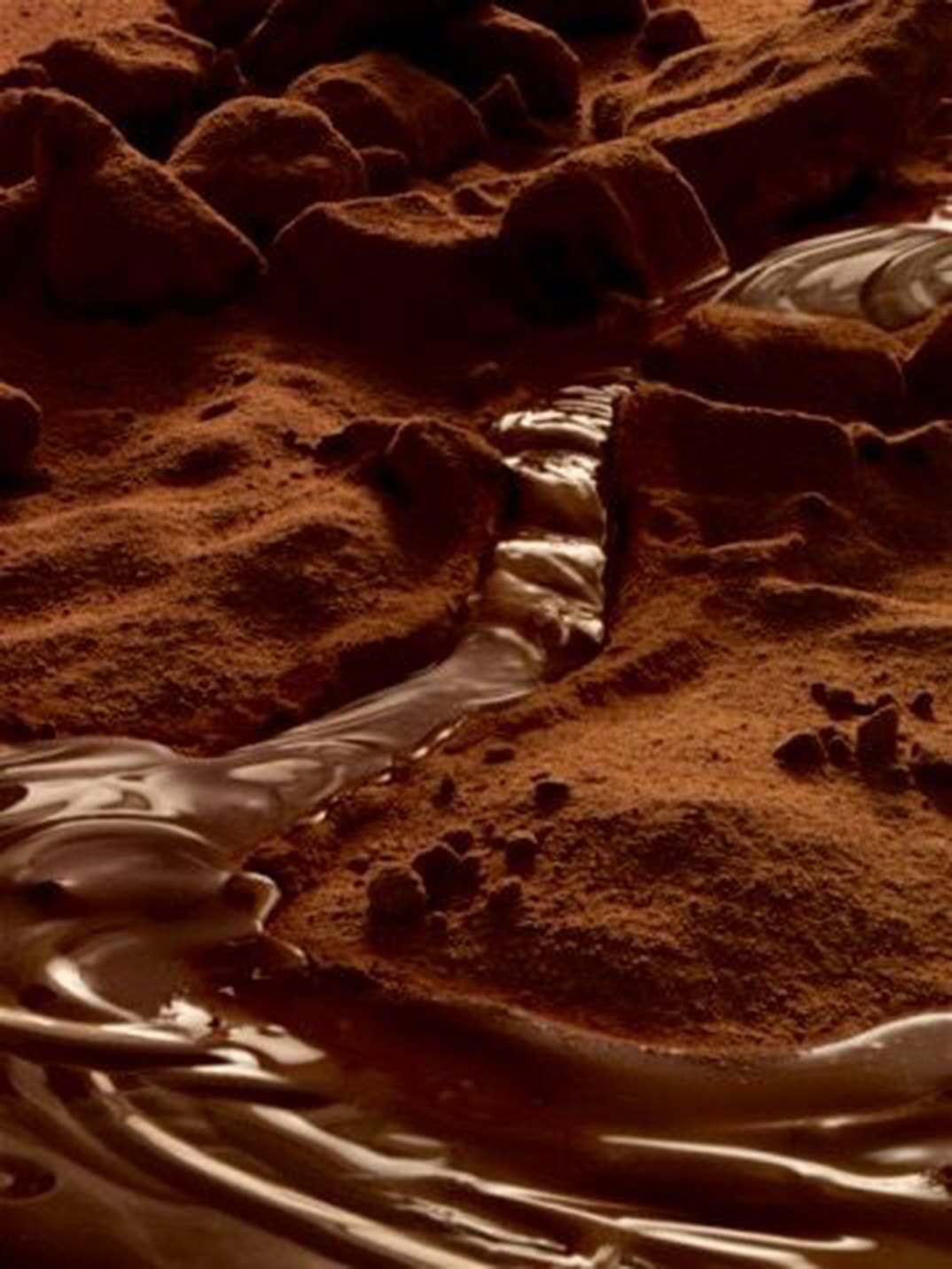 Dòng sô-cô-la chảy giữa lớp bột cacao